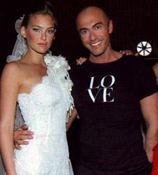 Мануел Мота заедно със свой модел