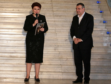 Весела Драганова - председател на Партията на българските жени и зам.-председател на Парламентарната група на НДСВ вече притежава екземпляр № 2 на книгата